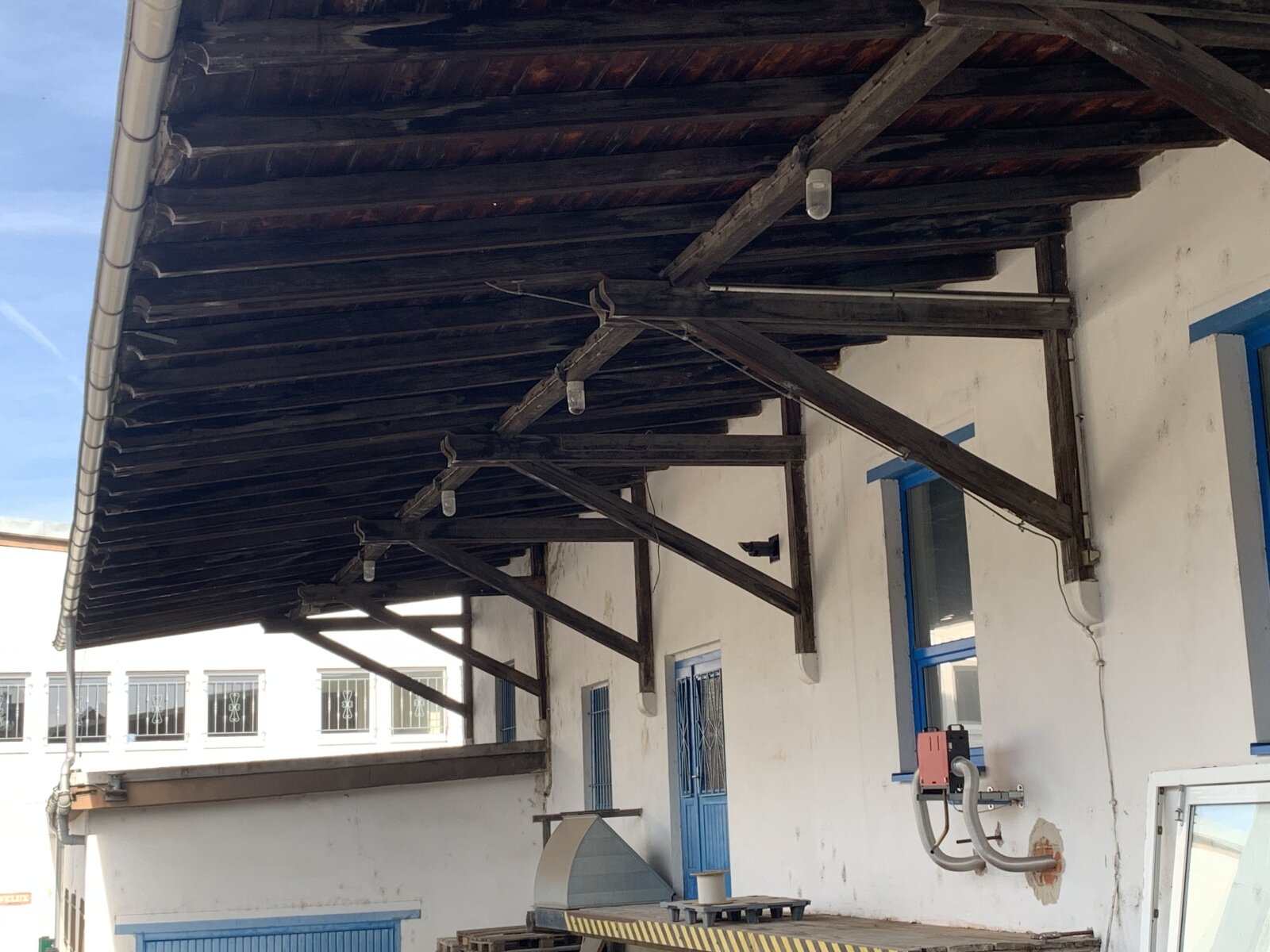 Preisreduzierung - Vielseitiger Gewerbekomplex mit verschiedensten Lagermöglickeiten günstig abzugeben.