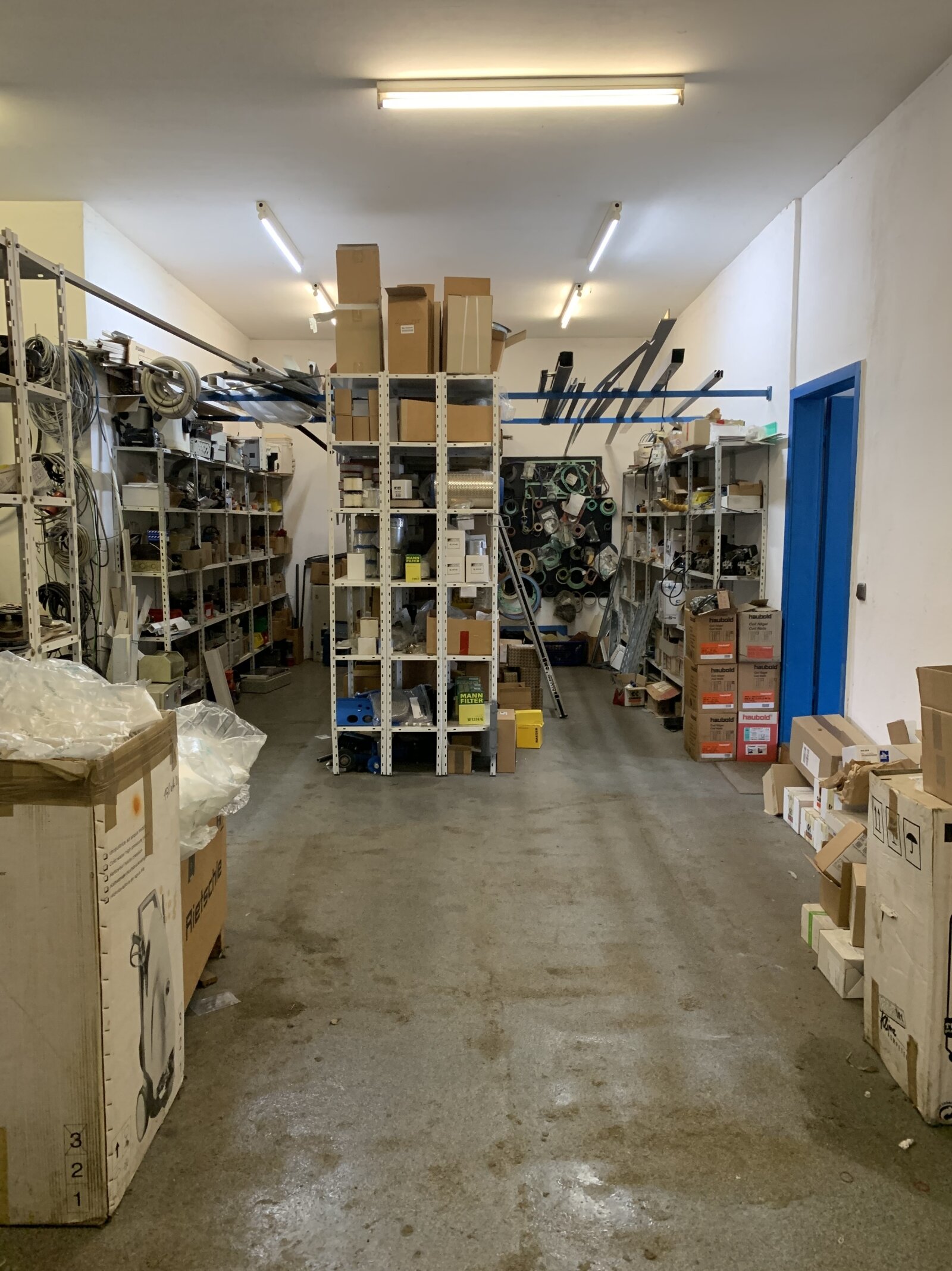 Preisreduzierung - Vielseitiger Gewerbekomplex mit verschiedensten Lagermöglickeiten günstig abzugeben.