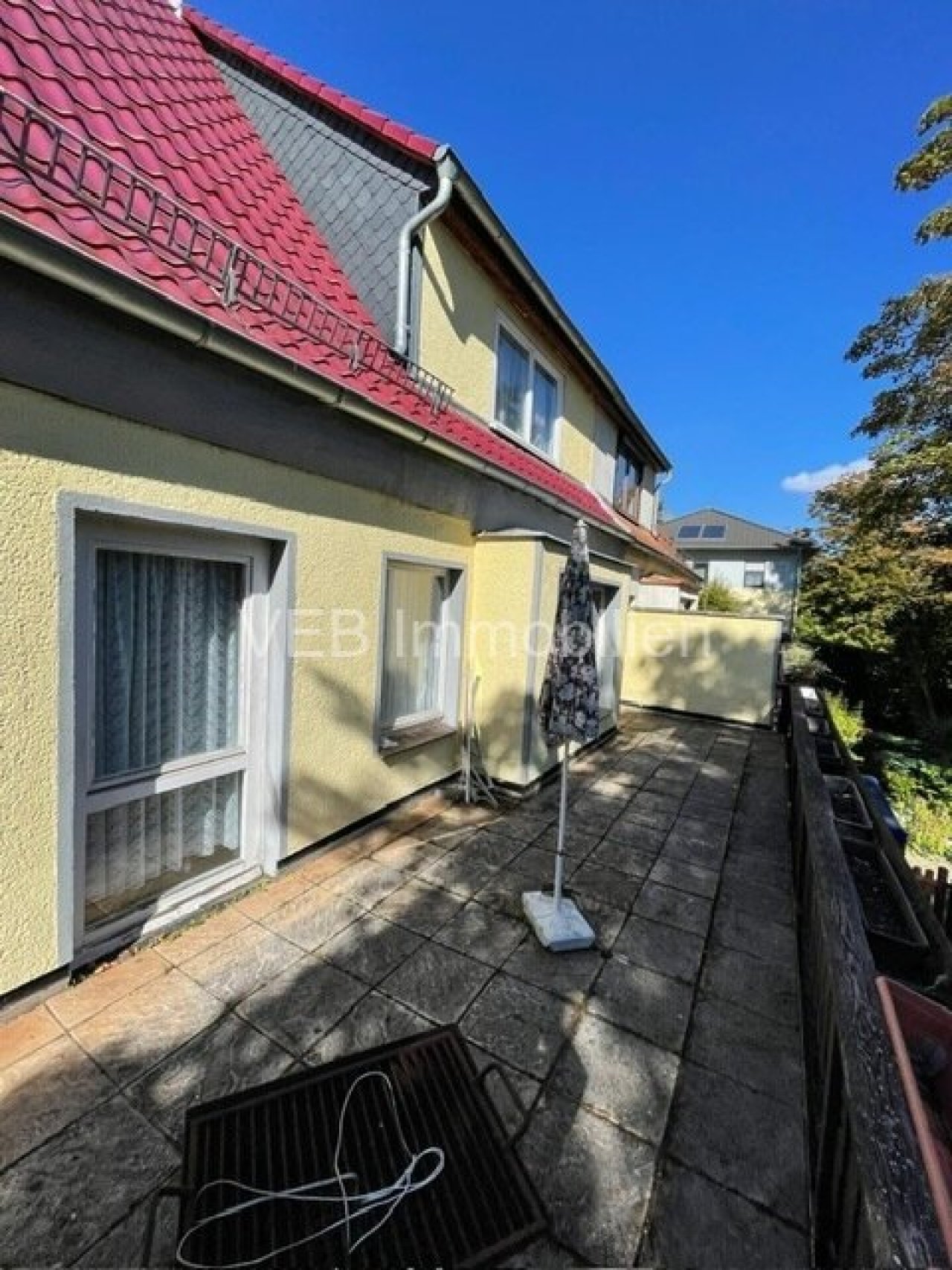 Vorderansicht mit Terrasse Vorderansicht mit Terrasse