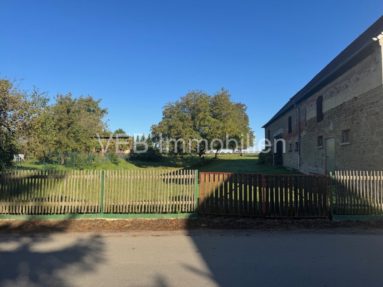 Wiese hinterm Haus Wiese hinterm Haus