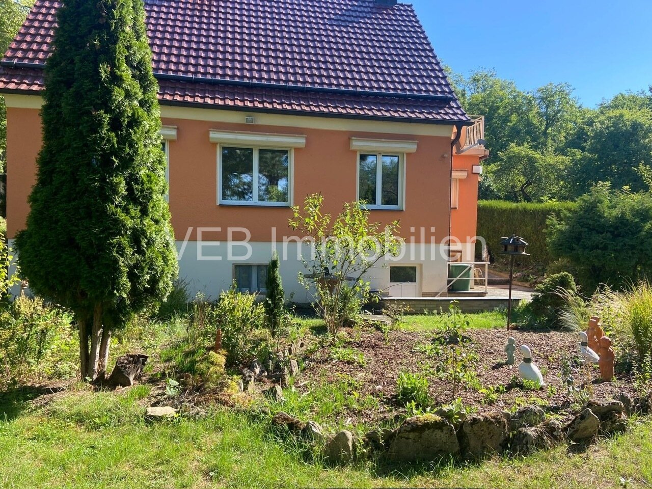 Hausansicht mit Garten Hausansicht mit Garten