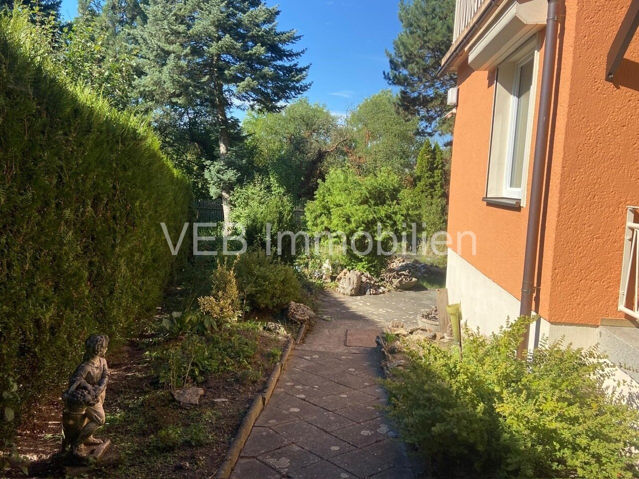 Gehweg im Garten Gehweg im Garten